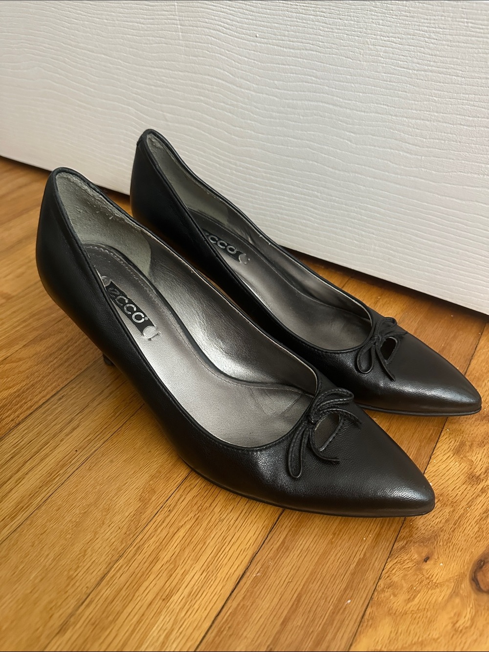 Ecco - Black Leather Pointed-Toe Low Kitten Heel Pumps with Bow